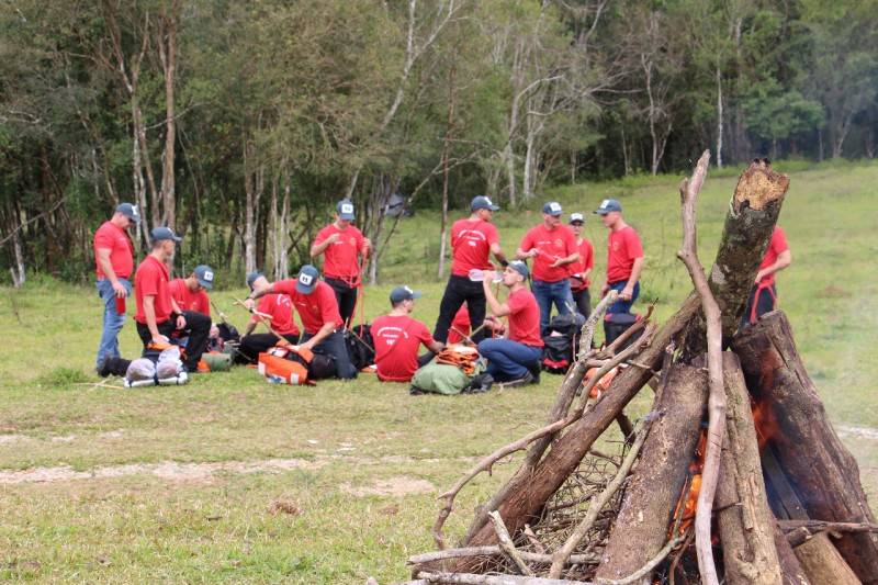 Alunos do Curso de Bombeiro Comunitário de Criciúma passam por treinamento em meio à mata — foto 5