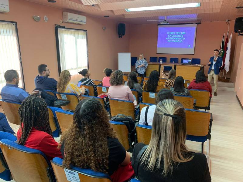 Lojistas se reúnem para debater atendimento de excelência — foto 1