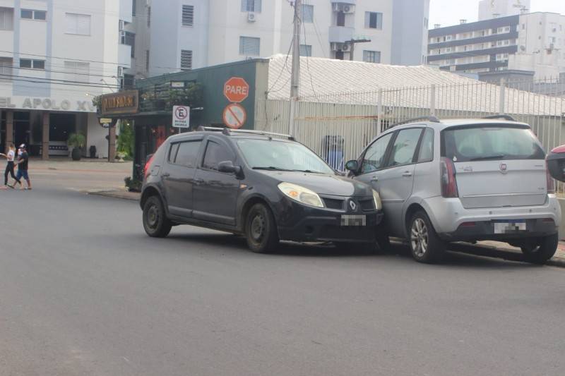 Motorista bate em carro estacionado no bairro Comerciário — foto 1