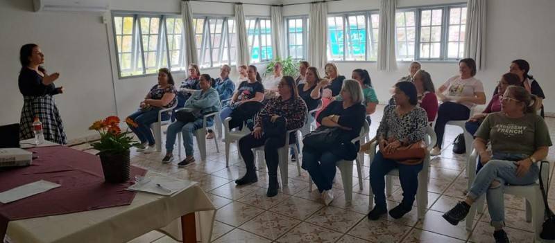 Merendeiras do ensino municipal passam por formação em Urussanga — foto 1