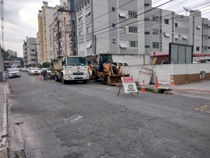 Prefeitura trabalha para solucionar vazamento de esgoto na rua João Cechinel — foto 4