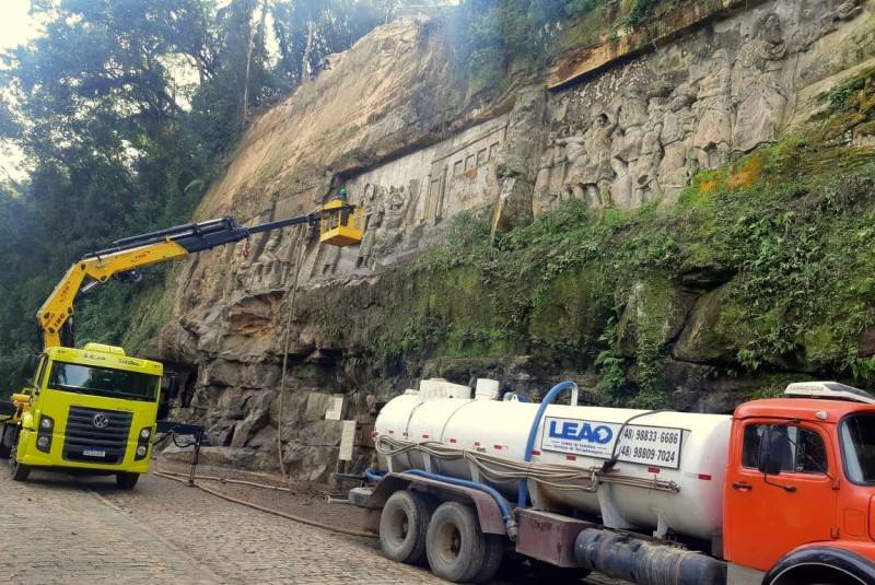 Esculturas do Paredão, em Orleans, passam por limpeza e poda de árvores — foto 2