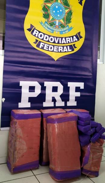 PRF apreende 100 quilos de maconha na BR-101 em Araranguá — foto 2