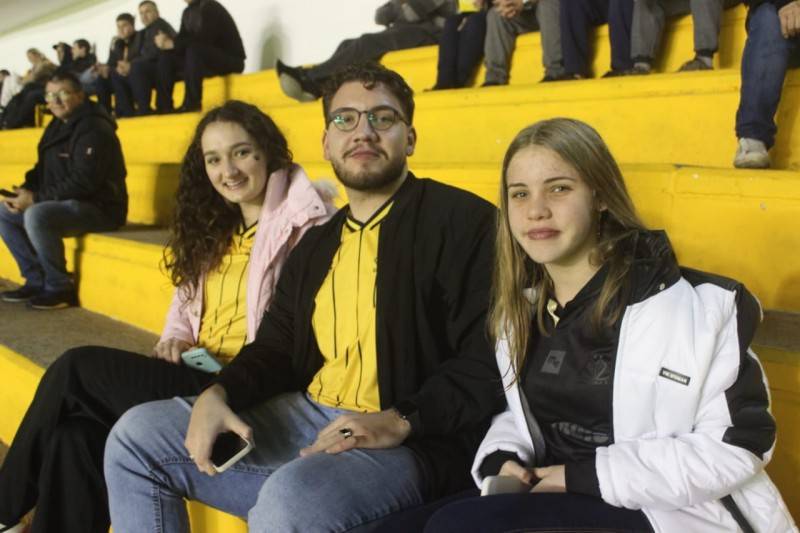 Torcida carvoeira comemora vitória diante do Guarani de Palhoça — foto 2