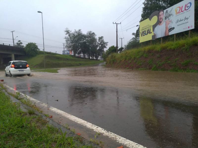 Chuvas intensas alagam rodovia Jorge Zanatta e prejudicam trânsito — foto 1
