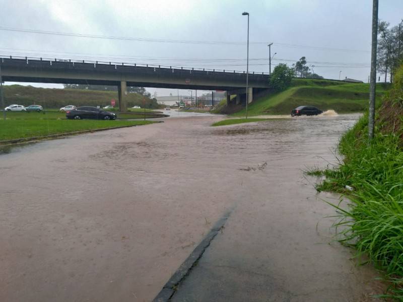 Chuvas intensas alagam rodovia Jorge Zanatta e prejudicam trânsito — foto 2