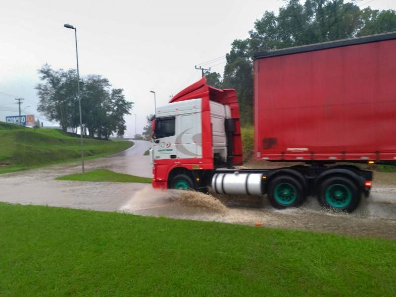 Chuvas intensas alagam rodovia Jorge Zanatta e prejudicam trânsito — foto 9
