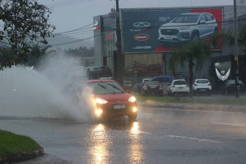Falta de energia e acúmulo de água nas ruas deixa trânsito lento em Criciúma — foto 1