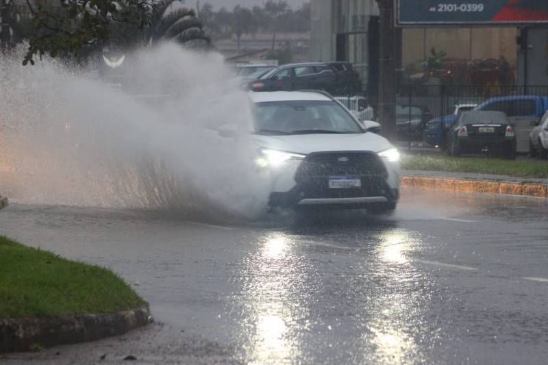 Falta de energia e acúmulo de água nas ruas deixa trânsito lento em Criciúma — foto 2