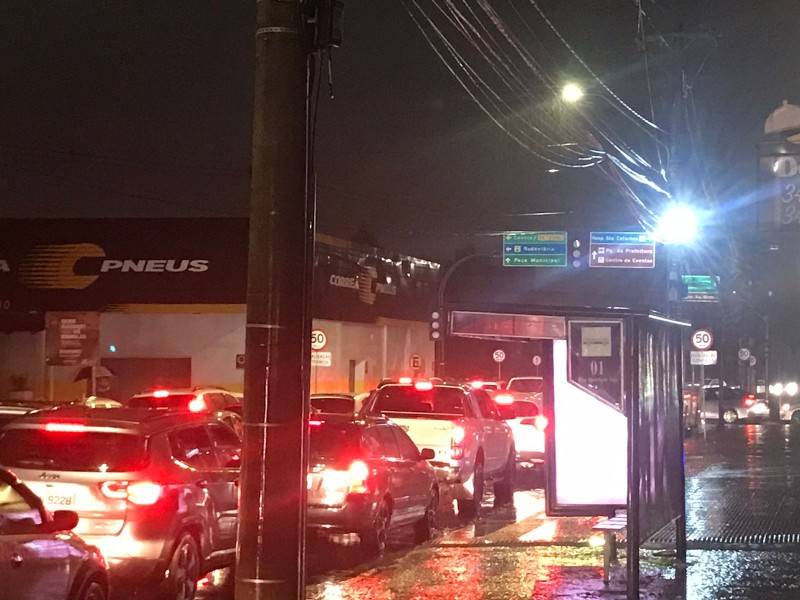 Falta de energia e acúmulo de água nas ruas deixa trânsito lento em Criciúma — foto 7