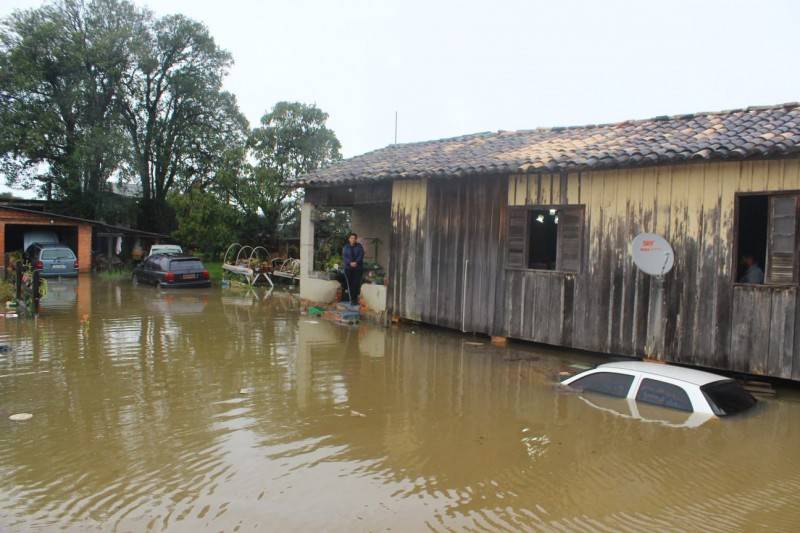 Carros, furgão e até caminhão ficam submersos em Forquilhinha — foto 1