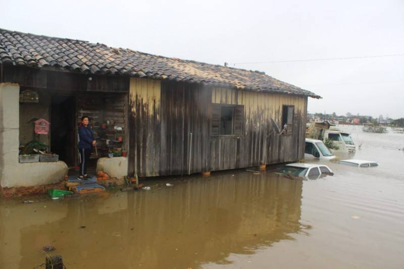 Carros, furgão e até caminhão ficam submersos em Forquilhinha — foto 2