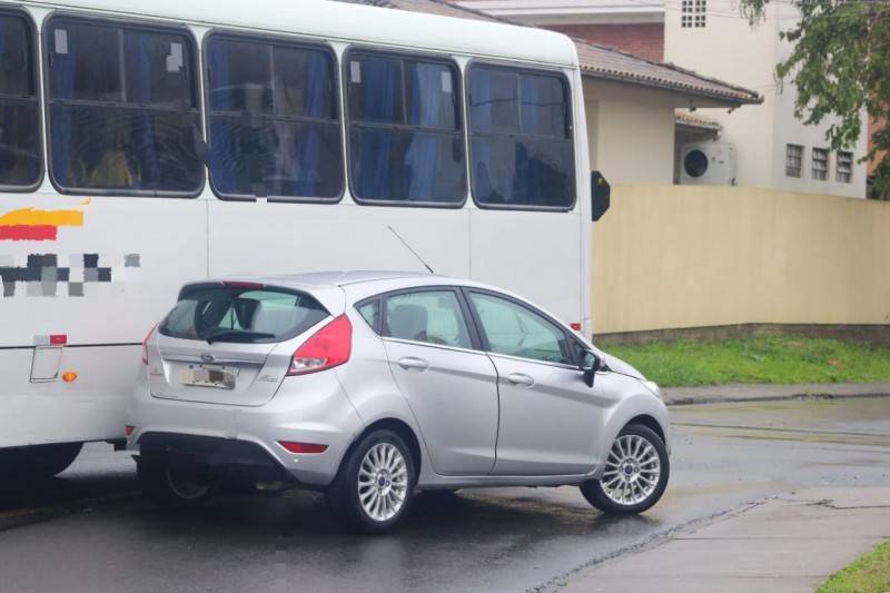 Carro e ônibus colidem em cruzamento no bairro São Luiz — foto 1