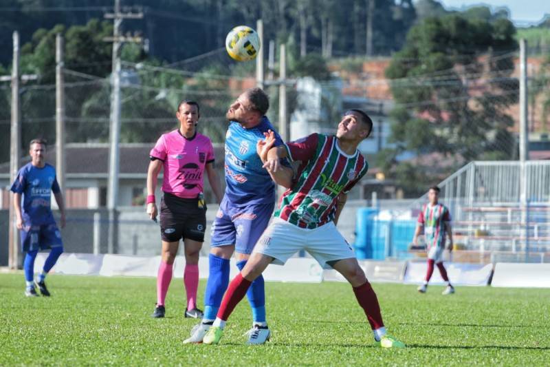 São Bento Baixo levanta a taça do municipal de Nova Veneza — foto 1