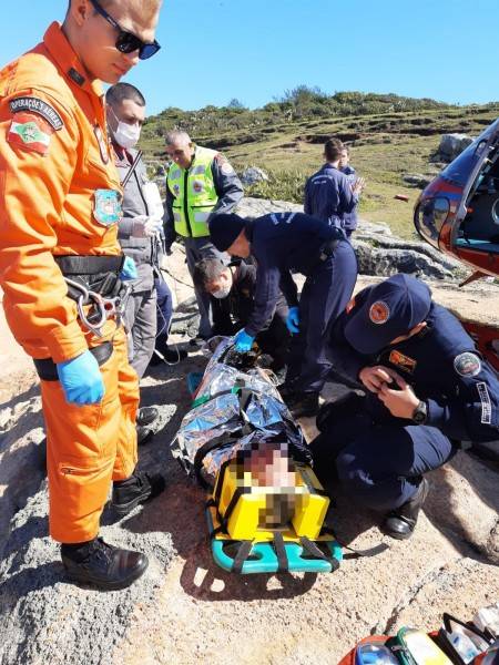 Homem é resgatado após sofrer queda no costão da Praia da Ribanceira em Imbituba — foto 1