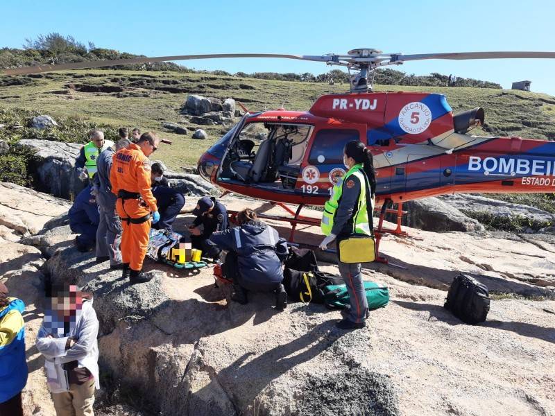 Homem é resgatado após sofrer queda no costão da Praia da Ribanceira em Imbituba — foto 2