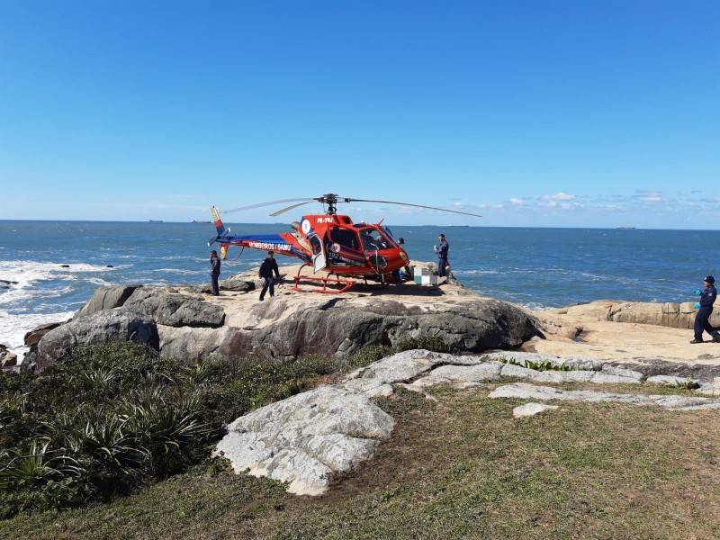 Homem é resgatado após sofrer queda no costão da Praia da Ribanceira em Imbituba — foto 3