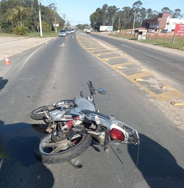 Veículo foge após colidir na traseira de motocicleta — foto 1