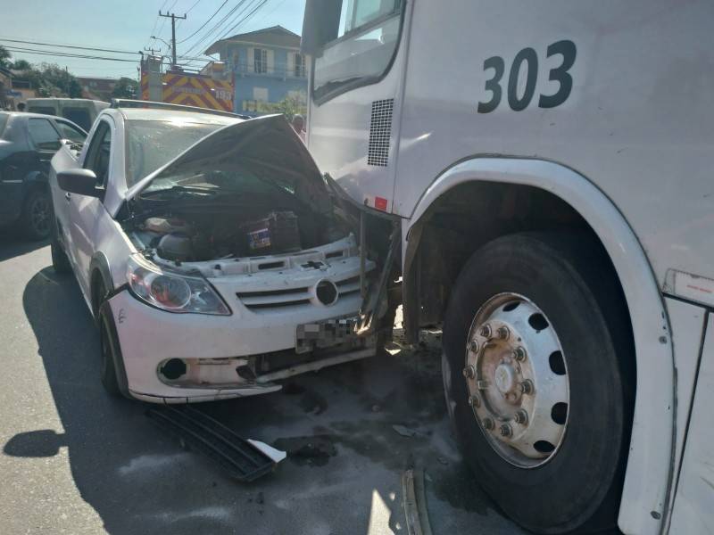 Carro e ônibus colidem frontalmente no bairro Santo Antônio — foto 1