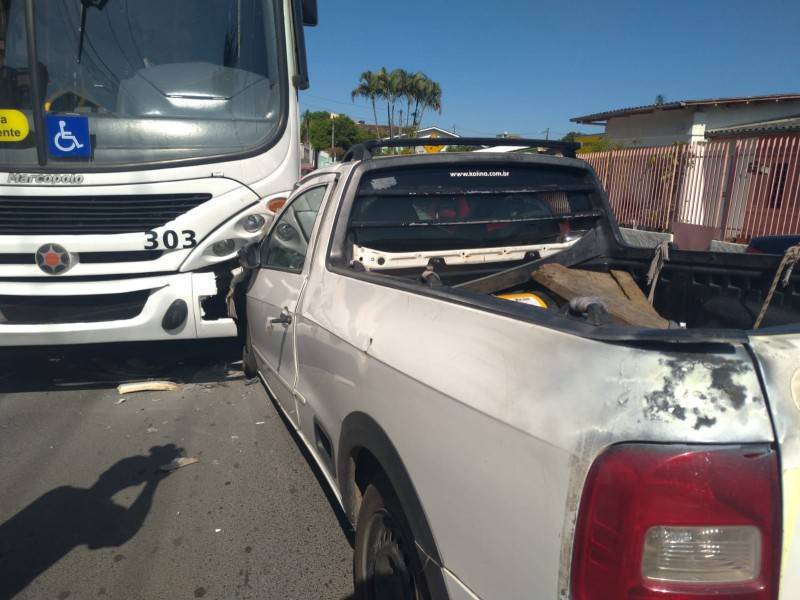 Carro e ônibus colidem frontalmente no bairro Santo Antônio — foto 2