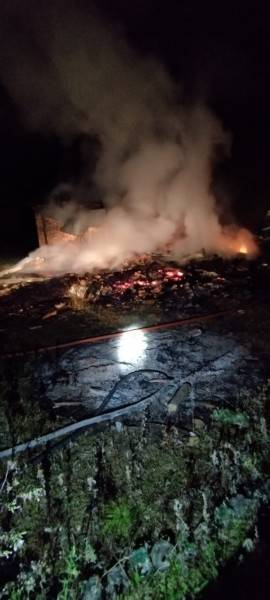 Incêndio destrói depósito de madeiras de demolição — foto 1