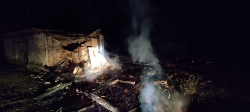 Incêndio destrói depósito de madeiras de demolição — foto 2