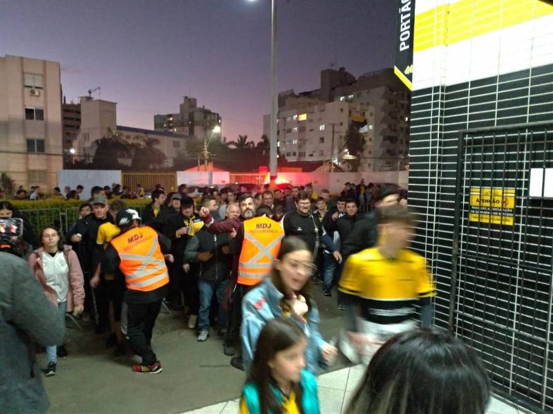 Catracas liberadas para acesso dos torcedores no estádio Heriberto Hülse — foto 2