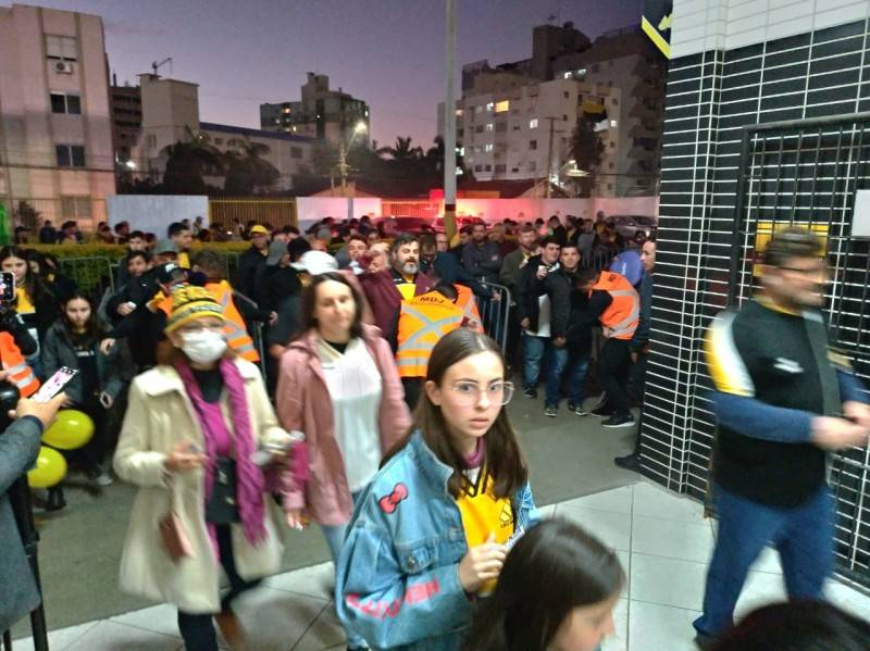 Catracas liberadas para acesso dos torcedores no estádio Heriberto Hülse — foto 3