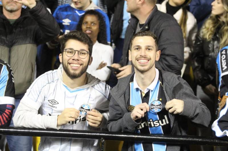 Torcida visitante marca presença para acompanhar Grêmio em campo no Heriberto Hülse — foto 2
