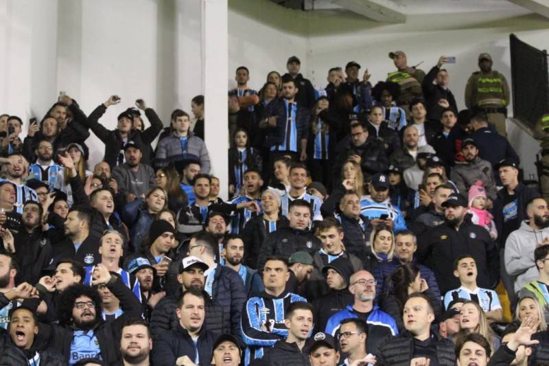 Torcida visitante marca presença para acompanhar Grêmio em campo no Heriberto Hülse — foto 16
