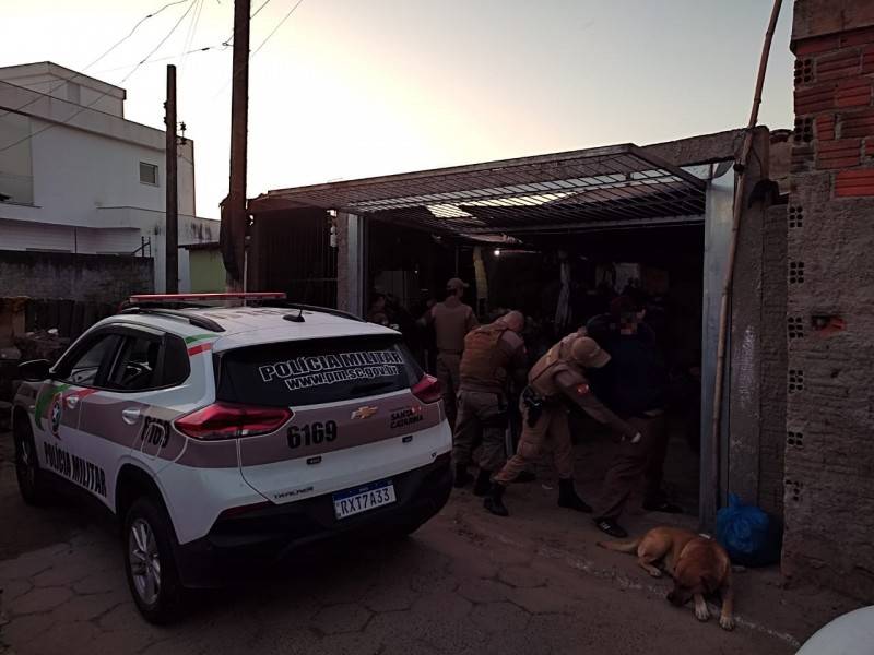 Cinco pessoas foram presas e drogas, armas e munições foram apreendidas em operação em Araranguá — foto 1