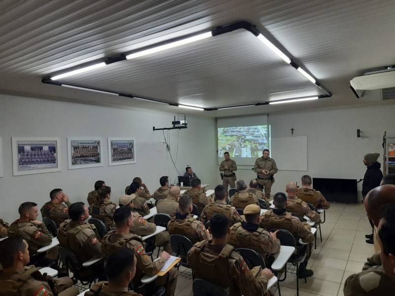 Cinco pessoas foram presas e drogas, armas e munições foram apreendidas em operação em Araranguá — foto 8