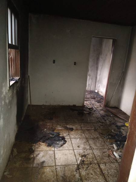 Imóvel abandonado sofre danos após incêndio no bairro Pinheirinho em Criciúma — foto 1