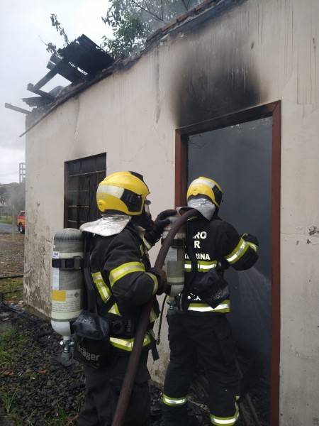 Imóvel abandonado sofre danos após incêndio no bairro Pinheirinho em Criciúma — foto 2