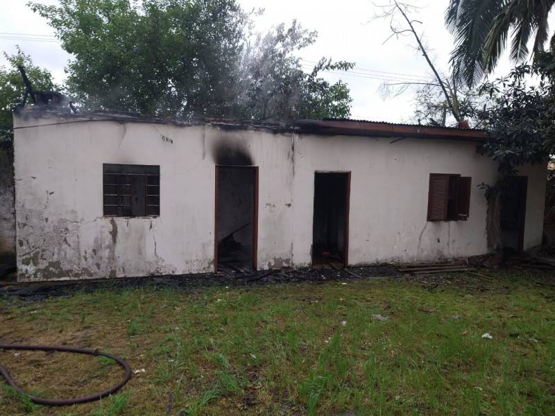 Imóvel abandonado sofre danos após incêndio no bairro Pinheirinho em Criciúma — foto 3