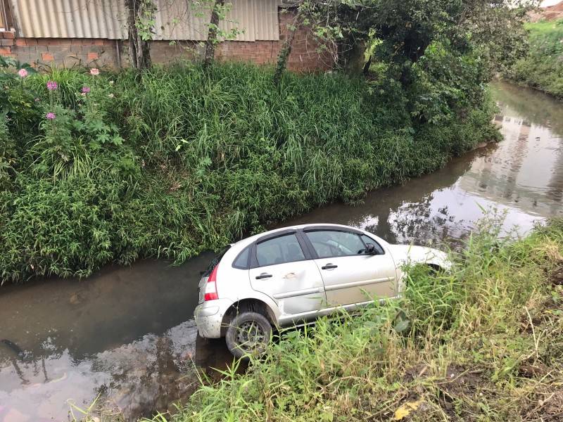 Motorista perde o controle da direção e carro cai em córrego em Criciúma — foto 1