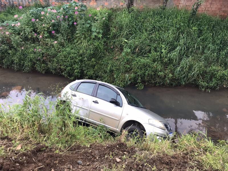 Motorista perde o controle da direção e carro cai em córrego em Criciúma — foto 2