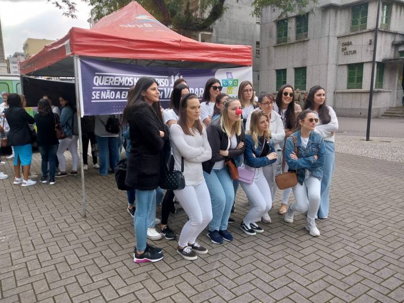 Profissionais de enfermagem protestam na Praça Nereu Ramos pela aplicação do piso salarial — foto 1