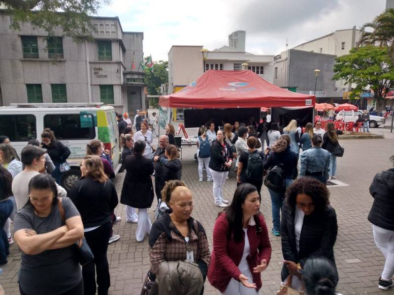 Profissionais de enfermagem protestam na Praça Nereu Ramos pela aplicação do piso salarial — foto 2