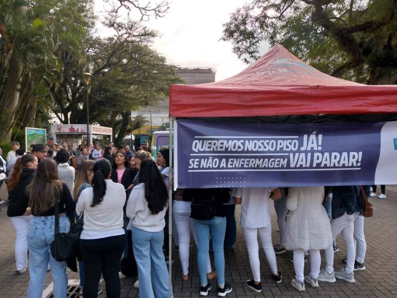 Profissionais de enfermagem protestam na Praça Nereu Ramos pela aplicação do piso salarial — foto 6