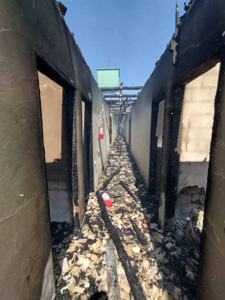 Vídeo: incêndio atinge 14 apartamentos em Orleans; uma pessoa foi resgatada da edificação — foto 1
