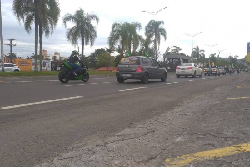 Apoiadores de Bolsonaro fazem carreata em Criciúma — foto 1