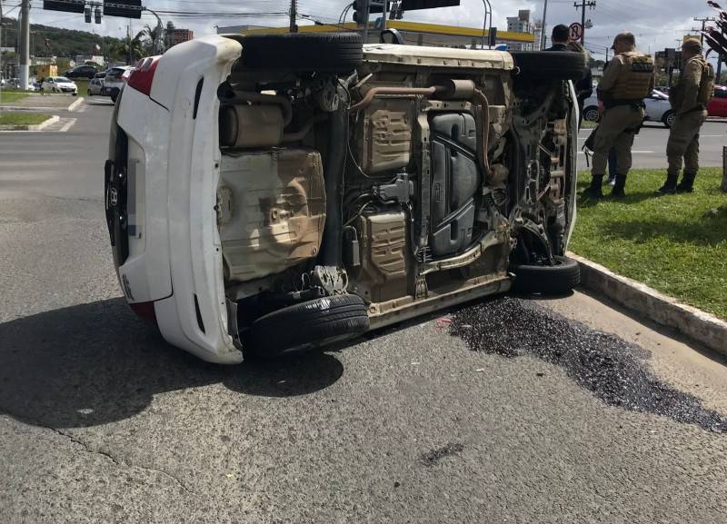 Motorista tomba veículo após colisão na avenida Centenário — foto 1