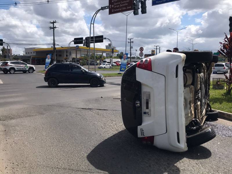 Motorista tomba veículo após colisão na avenida Centenário — foto 2