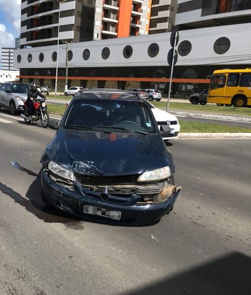 Motorista tomba veículo após colisão na avenida Centenário — foto 3