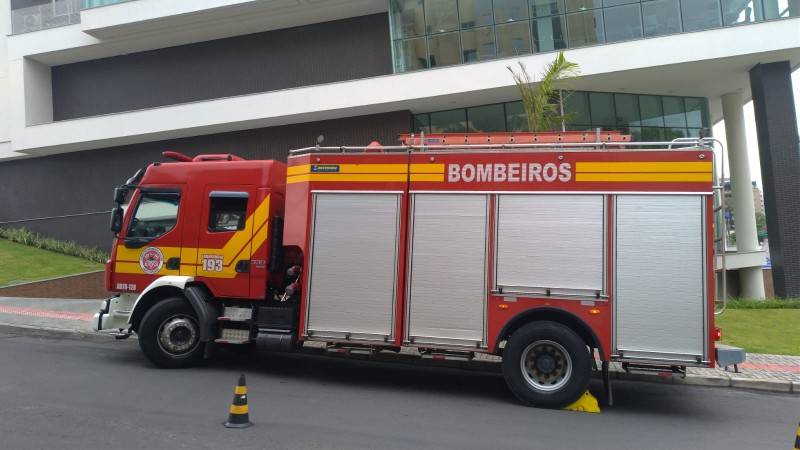 Bombeiros são acionados para combater incêndio em apartamento em Criciúma — foto 1