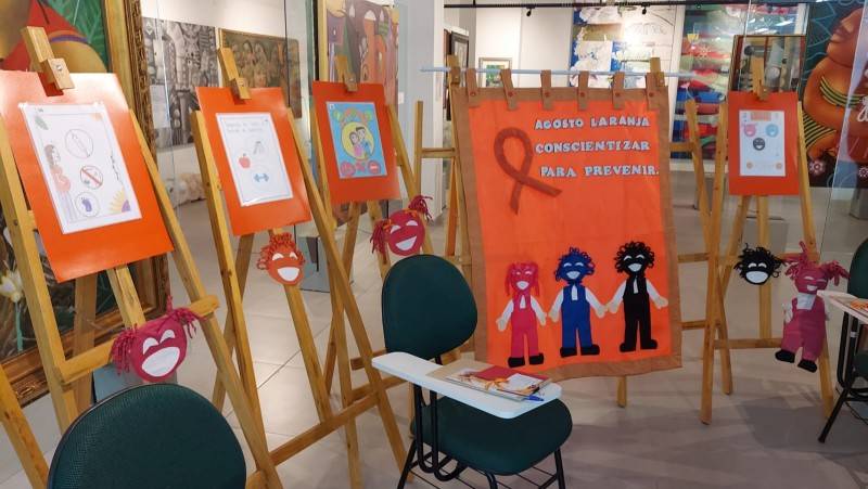 Jurados avaliam desenhos finalistas para capa de folder/2023 da Apae de Içara — foto 1