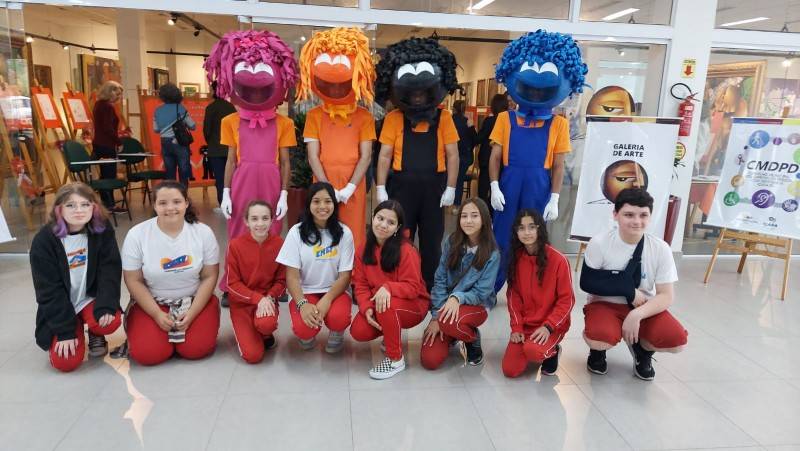 Jurados avaliam desenhos finalistas para capa de folder/2023 da Apae de Içara — foto 2