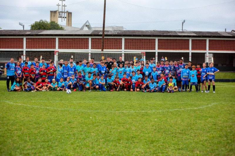 Léo Costa e Zé Marcos visitam projeto social Sementes Para o Futuro — foto 1