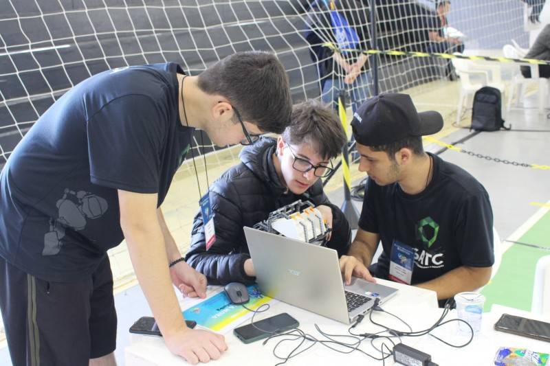 Equipes do Colégio Satc disputam etapa nacional da Olimpíada Brasileira de Robótica — foto 1